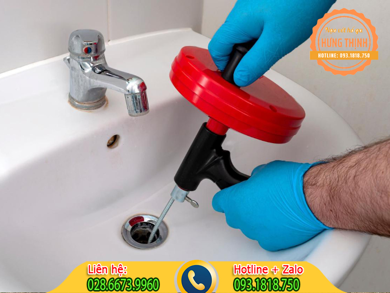 Xử l&yacute; th&ocirc;ng nghẹt lavabo cho kh&aacute;ch h&agrave;ng.