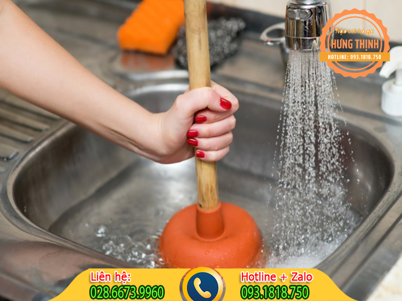 Thi c&ocirc;ng th&ocirc;ng nghẹt lavabo.