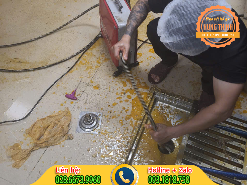 Thợ th&ocirc;ng cống nghẹt huyện H&oacute;c M&ocirc;n chỉ ra c&aacute;c nguy&ecirc;n nh&acirc;n g&acirc;y tắc cống